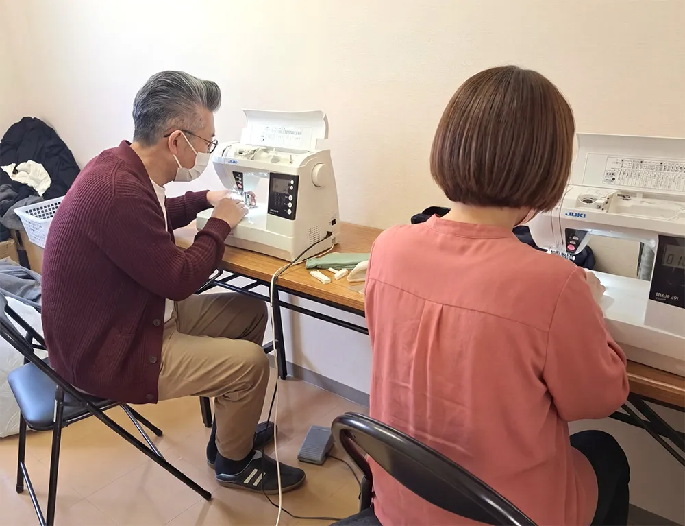 ミシン作業をする様子