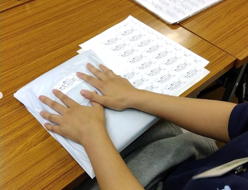 シール貼りをする様子