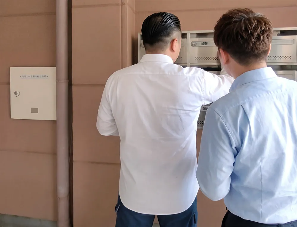 ポスティングをする様子