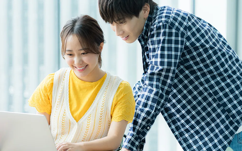 笑顔で作業する利用者とスタッフ